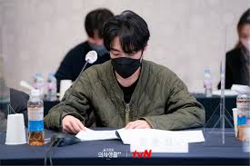 Hospital playlist cast gather to discuss differences between season 1 and 2. Photos New Script Reading Stills Added For The Upcoming Korean Drama Hospital Playlist Season 2 Hancinema