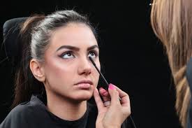 Gesicht Konturieren Und Highlighten Anleitung Und Profi Tipps Gesicht Konturieren Wimpern Tuschen Und Gesicht
