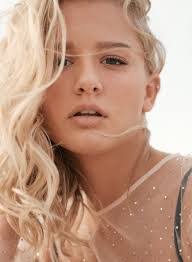 Mimi Goodwin's Instagram, Twitter & Facebook