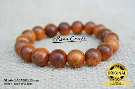Teras kayu ini adalah anugerahnya. Gelang Raja Kayu Merah