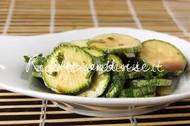 L'insalata di zucchine crude è il contorno perfetto in calde giornate estive e con l'aggiunta di un pò di formaggio, diventa un piatto unico per preparare una gustosa insalata di zucchine crude non esiste una lista specifica di ingredienti, ma basta la fantasia. Ricetta Zucchine Crude Marinate Con Aceto Balsamico Di Dany Ideericette
