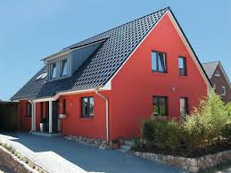 Klassisches Einfamilienhaus Mit Satteldach Und Roter Fassade Eco System Haus Fassade Haus Haus Umbau Haus
