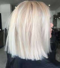 Le Blond Platine Est Une Tendance Cheveux Forte Cet Automne Aimez Vous Cette Coloration Lookdujour Ldj Platinium Coiffure Couleur Cheveux Et Carre Plongeant Blond