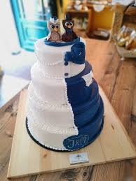 Die roten rosen auf der torte können sich sowohl im tischschmuck als auch in der restlichen dekoration widerspiegeln. Klassische Hochzeitstorte Konditorei Tortentraumerei