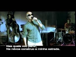 Já vai alta a noite, vejo o negro do céu, deitado na areia, o teu corpo e o meu. Pedro Abrunhosa Viagens Sixteen Tons Legendado Youtube