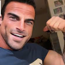 مطمئنا از هوش و وجود این فرشته اذت بردم. اما یه لحظه به این فکر کردم و  افسوس خوردم که تو کشور پر از کلاهبرداری و جنایته، پلیس ما دغدغه ش گرفتن