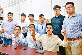【26/6 新民主同盟宣布解散 結束10年地區工作 】 下午六時，香港組織新民主同盟（簡稱新同盟），於其社交平台宣布解散新民主同盟組織。新同盟表示，上星期曾召開包括所有區議員在內的擴大會議，討論組織去留，經大多數同意，並獲全體成員確認後，決定今日解散。 W0vhx4fzrytdzm