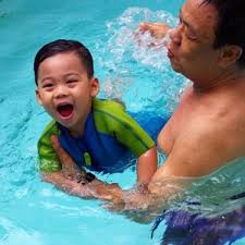 Jadi, kami cuba senaraikan beberapa kelab dan tempat untuk anda membawa bayi berenang dengan selamat. Les Renang Anak Hal Yang Perlu Diketahui Tentang Kursus Renang Anak