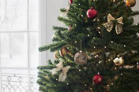 It features a gold bead strand with fluffy golden tassels on the ends! 8 Fail Safe Christmas Tree Decoration Ideas
