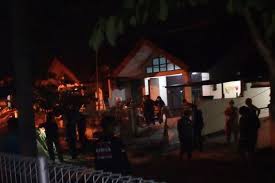 Ternyata grand duke yang menikahi carinne adalah pria yang menghabiskan malam bersamanya. Ada 5 Orang Dalam Kamar Tiba Tiba Datang Seorang Pembunuh Dia Membunuh 4 Orang Bersama