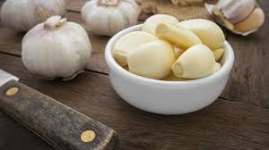Selain berfungsi sebagai rempah dalam masakan , bawang putih juga baik untuk mengatasi kedinginan, batuk, selesema, asma, tekanan darah tinggi, selulit, gangguan peredaran darah dan bengkak akibat cairan. 10 Dampak Negatif Bawang Putih Untuk Kesehatan Jangan Asal Pakai Hot Liputan6 Com