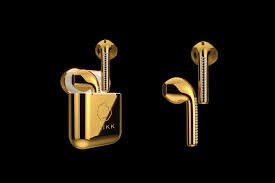 These Gold Apple Airpods Can Be Yours For 10 000 Usd Apple Iphone Accessories Gold Apple Luxury Iphone Cases