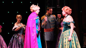 En estas obras se suele aprovechar el espacio como parte de la obra y suele ser interactivo. Frozen Obra De Teatro Musical Para Ninos Octubre Diciembre 2019 Guatemala Com