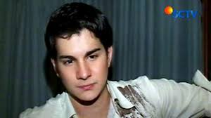 Mobil Steve Emmanuel Ditabrak Andi