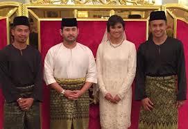 Bermula dari zaman batu prasejarah hinggalah zaman milenium ini, penciptaan pakaian dan dunia fesyen terus berkembang. Asal Usul Dan Makna Setiap Bahagian Baju Melayu Iluminasi