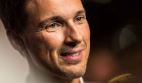„ich bin ständig von der schule geflogen und habe mich herumgetrieben. Elyas M Barek Privat Was Macht Der Fack Ju Gohte Star Eigentlich Abseits Der Kameras News De