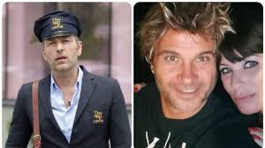 Epike, burri vendos tangat e kuqe si maskë, e nxjerrin nga aeroplani