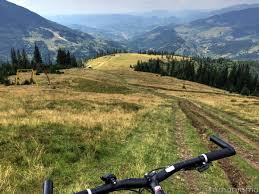 Linking transylvania to bucovina, prislop pass is surrounded by the rodna and maramures mountains, both ranges of the carpathians. MunÅ£ii Rodnei Pasul Prislop Cascada Cailor Romaniama Com