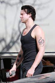 Customize your avatar with the luke hemmings tattoo and millions of other items. 5sos S Ashton Irwin Flaunts His Bulging Biceps And Tattoos Wearing A Black Tank Top With Calum Hood Readsector