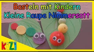 Das großformatige poster zum aufklappen eignet sich wunderbar für die dokumentation in der kita, zum aufkleben von fotos, gebastelten, zum bemalen. Basteln Mit Kindern Kleine Raupe Nimmersatt Bastelideen Tipps Kinder Mit Papier Basteln Youtube