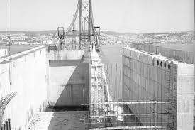 Steinman as primeiras sugestões para a construção da ponte sobre o tejo surgem em 1876, mas é apenas em 1959 que tem início o projecto para a sua construção. Imagens Historicas Da Construcao Da Ponte 25 De Abril Engenharia E Construcao