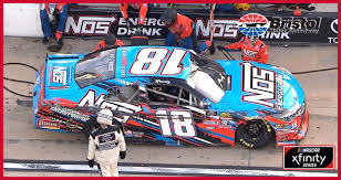 Like and subscribe.kyle busch meets with nascar officials and joey logano at phoenix raceway after their scuffle at las vegas. Kyle Busch Smacks Wall After Tire Goes Down While Leading Nascar En Espanol
