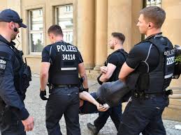 Die gruppe identitäre bewegung hat am samstag das brandenburger tor in berlin besetzt, bis zu neun menschen sind zum teil bis auf die quadriga geklettert. Identitare Bewegung 50 Anhanger Wollen Justizministerium In Berlin Sturmen Politik