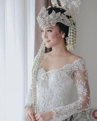 7,623 likes · 6 talking about this. Rekomendasi Model Kebaya Pengantin Modern Tahun 2019