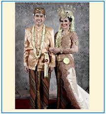 Jas atau kebaya beludru warna hitam dengan sulam benang emas merupakan ciri khas baju adat sunda yang digunakan oleh kaum bangsawan. Pakaian Adat Jawa Barat