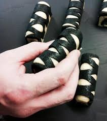 Les Mains De Cyril Veniat Cordon Bleu Kobe Japon Realisation De Brioche A La Farine De Bambou Stephane Reinat Via Inthem Nike High Tops Cordon Bleu Bleu