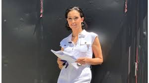 Vieni da me abbracciami e fammi sentire che sono solo mie piccole paure vieni da me per vivere ancora quei giorni di incantevole poesia e ridere… di questa poesia… accordi. Caterina Balivo Nuovi Retroscena Sull Addio A Vieni Da Me E Progetti Futuri