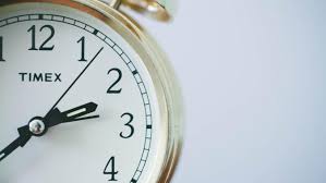 L'heure d'été est un système consistant à ajuster l'heure locale officielle, en ajoutant une heure à celle du fuseau horaire dit « normal » (qui définit l'heure qui prévaut en hiver). Jhvpnezsxipaym