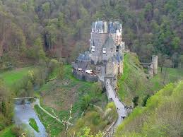 Neben all den historischen bauten lädt vor allem auch die hübsche altstadt zum bummeln und verweilen ein. Sehenswertes Tipps 12 Dinge Die Man An Der Mosel Erleben Sollte