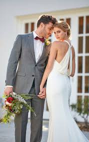 Available in ivory or white. Schickes Brautkleid Mit Drapiertem Kapuzen Rucken Martina Liana