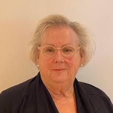 Suzanne Geary's Instagram, Twitter & Facebook