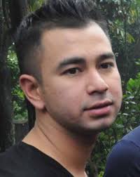 Pasalnya ia yang biasanya tampil dengan rambut panjang lurus, kini mendadak tampil dengan gaya rambut beda. Model Rambut Keren Artis Dan Presenter Indonesia Raffi Ahmad Rambut Baru Artis Rambut