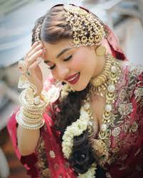 We all know a bride who wants too minimum yet make a statement 😍 Such is  the look I created with gajras and bold lips for Dimple ✨ Team behind-  HMUA: @makeovers_by_anchal (