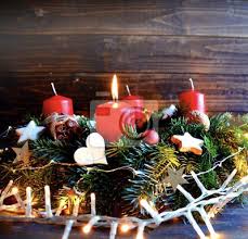 Erst eins, dann zwei, dann drei, dann vier, dann steht das christkind vor der tür. Adventskranz Erster Advent Leinwandbilder Bilder Lichterketten Weihnachtlich Weihnachtskarte Myloview De