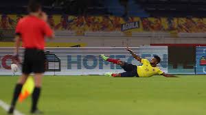 Pone cerco colombia al área de argentina en estos instantes finales del primer periodo. Nio1hh3gyxo2gm