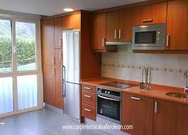 Para muebles con 50 cm mínimo de profundidad. Cocina De Cerezo Polilaminado Caballero Leon