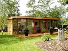 La familia montero avila los espera en el complejo de cabañas. Cabana De Madera En El Jardin De Casa Cabanas De Madera Casas De Campo Pequenas Casas De Contenedores Maritimos