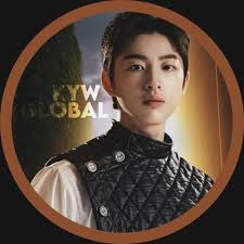 YOONWON #김윤원] TXT's Crown Focus Cam (WITH COMMENTS) D-19 'til ARON DAY! ⭐  Are there any macarons here who were a fan ever since this cover was  released? Aron with his famous