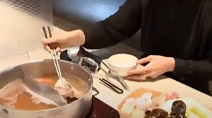 外帶、內用 英文 當店員問「for here or to go」的時候，其實就是問你要內用還是外帶啦。 內用叫here，to go 則表示你要外帶。 例： a：how can i help you? M5xxet7si6z4km