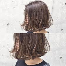 大人カジュアル 前下がりの切りっぱなしボブに 毛先だけさりげない動きを ハイライトを入れてスモーキーアッシュに 大人カジュアル ハイライトカラー シアーベージュ 前下がりボブ パーマ ボブパーマ 切りっぱなし ボブ パーマ