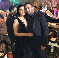 احتفل المخرج الشاب محمد سامي بنجاح مسلسل الأسطورة المعروض ضمن مسلسلات رمضان 2016، وقام هو وزوجته الممثلة مي عمر بدعوة فريق عمل المسلسل وضيوف آخرين الى حفل إفطار في منزلهما الفخم بالزمالك و وحضر غالبية نجوم المسلسل وبضمنهم النجم محمد رمضان. Ù…Ø­Ù…Ø¯ Ø³Ø§Ù…Ù‰ ÙŠØ¬Ù…Ø¹ Ø¨ÙŠÙ† Ø²ÙˆØ¬ØªÙ‡ ÙˆØ´Ù‚ÙŠÙ‚ØªÙ‡ ÙÙ‰ Ù…Ø³Ù„Ø³Ù„Ù‡ ÙˆÙ„Ø¯ Ø§Ù„ØºÙ„Ø§Ø¨Ø© Ø±Ù…Ø¶Ø§Ù† Ø§Ù„Ù…Ù‚Ø¨Ù„ Ø§Ù„ÙŠÙˆÙ… Ø§Ù„Ø³Ø§Ø¨Ø¹