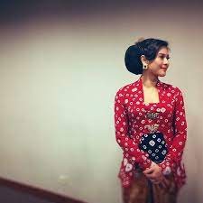 Bersumber dari foto instagram dian sastro, ini 10 bukti dian sastro kiblat cantiknya wanita 1. Dian Sastrowardoyo Kebaya Think I Must Have One Kebaya This Kind Of Kebaya Would Be On My List Gaya Busana Gaya Model Pakaian Model Pakaian
