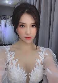 Sau ồn ào văng tục tại tòa, Lưu Đê Ly tiếp tục lộ cằm nhọn lệch hẳn sang  một bên