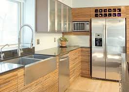 Büyük bir mutfakta açık renk dolaplar mekanı olduğundan daha geniş. Bambu Rengi Mutfak Dolaplari Ve Mutfak Dekorasyonu Ornekleri