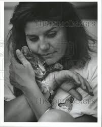 1999 Press Photo Lori Kies Boo kitty Tender Cuddles cat