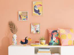 La chambre d'une ado doit être fonctionnelle mais aussi jolie, plutôt sobre mais avec tout de même des éléments qui reflètent la personnalité de votre ado. Une Chambre De Fille A La Deco Tropicale Joli Place